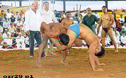 ओझरच्या यात्रेत कुस्त्यांचा डाव