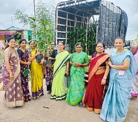 नारायणगावातील शेतकऱ्यांना फळ झाडांचे वाटप