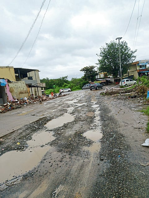 ‘परंदवडी-सोमाटणे रस्त्यावरील खड्डे बुजवा’
