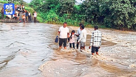 Flooded bridges in Ghatanji taluka leave villagers stranded as heavy rains disrupt transport.