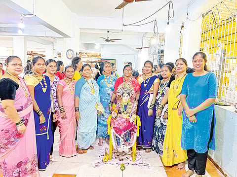 गौराईच्या स्वागताला पारंपरिक साज