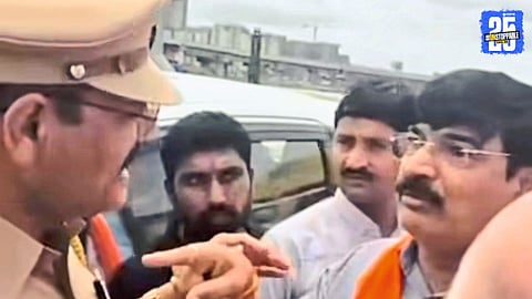 Ex-MLA Vikram Sawant argues with police in Mumbai after food vehicles for protesters were stopped.