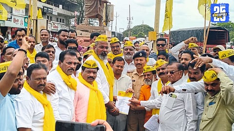 “Members of Taluka Sangharsh Committee staging a rasta roko in Phaltan, demanding to stop infiltration in OBC reservation.”