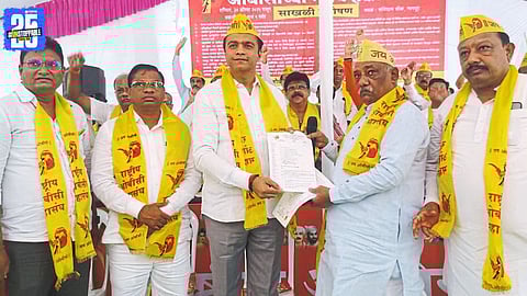 “Minister Pankaj Bhoyar meets OBC protestors as agitation continues for written assurance from government.”