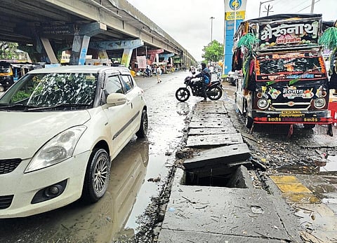 तलासरी उडानपूलाखालील गटार झाकणे मोडकळीस
