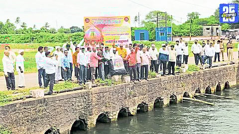 "Symbolic idol immersion in Ghavan; villagers protest and demand cancellation of Shaktipeeth."