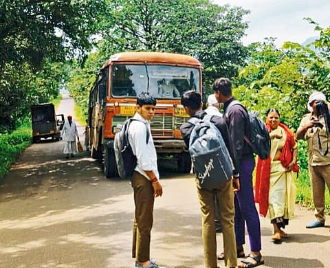 भोरला जाणारी एसटी बंद पडल्याने प्रवाशांचे हाल