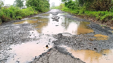 खेडच्या नंदनवनाला लागले खड्ड्यांचे ग्रहण