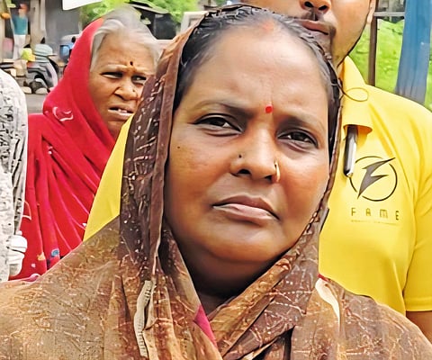 कचऱ्याच्या ढिगाऱ्यातूनच प्रवास