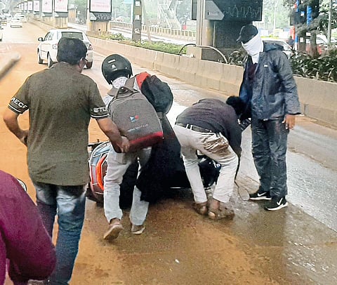 चिखलामुळे अनेक दुचाकीचालक घसरून पडले (फोटो फिचर)