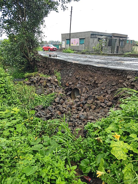 चांदूस गावाजवळ रस्ता खचला