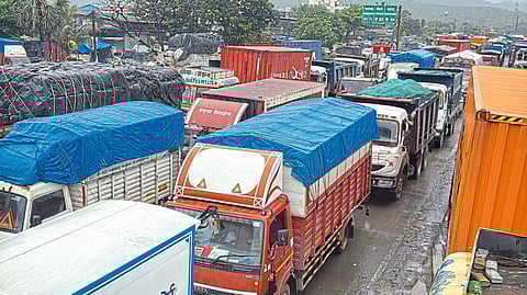 कोंडी, खड्ड्यांच्या समस्येमुळे कामावर परिणाम