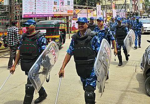 वडगावात सशस्त्र दलाचा रूट मार्च