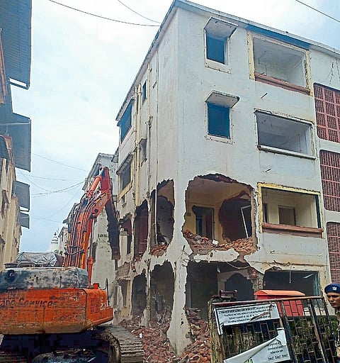 बेकायदा बांधकामांवर पालिकेचा हातोडा