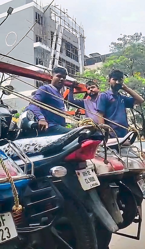 नेताजी चौकात टोइंग पथकाची कारवाई