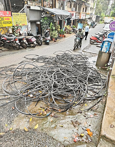 चिंचवड स्टेशन-मोहननगर रस्त्यावर वायरचा ढीग