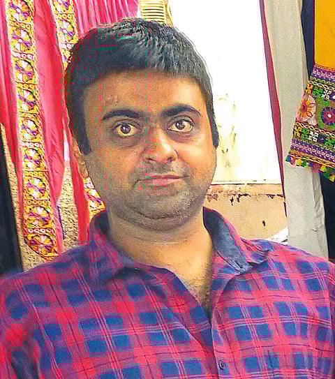 बाजारपेठेला नवरंग