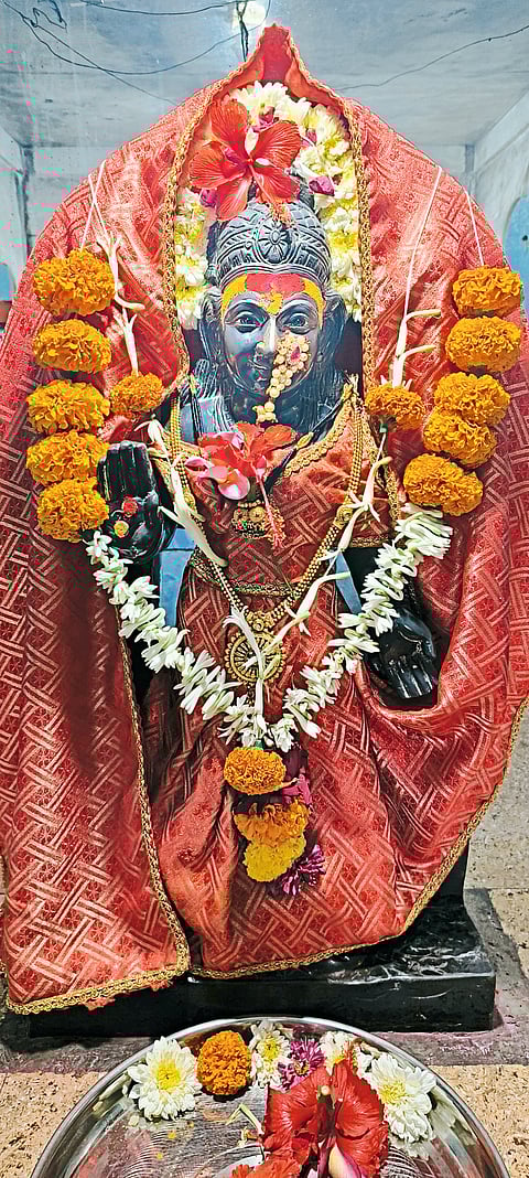 नीरेतील मंदिराला विद्युत रोषणाई