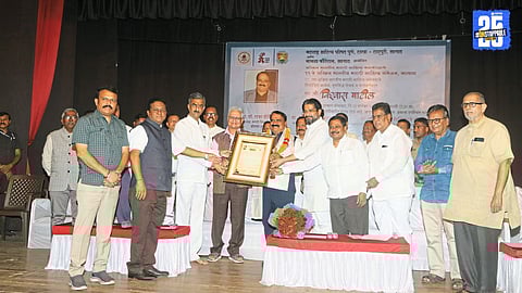 Vishwas Patil addressing the Marathi Sahitya Sammelan, vowing to defend his literary integrity while honoring Chhatrapati Shahu Maharaj’s legacy.