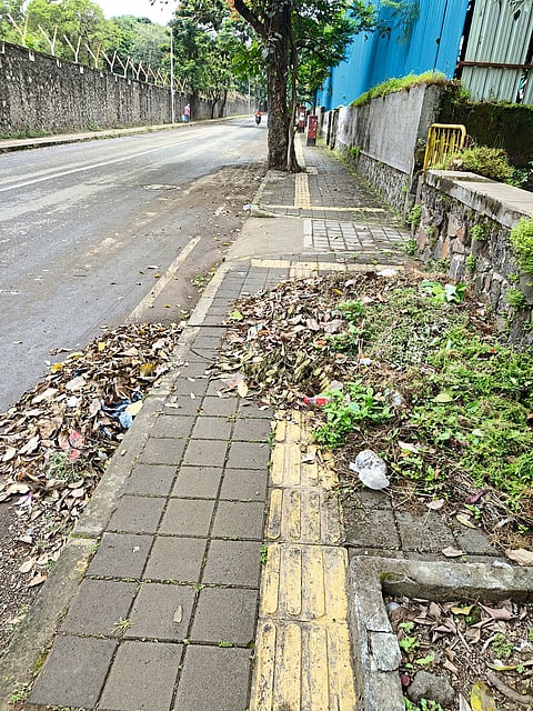 पदपथावर राडारोड्याचा ढीग; पादचारी त्रस्त