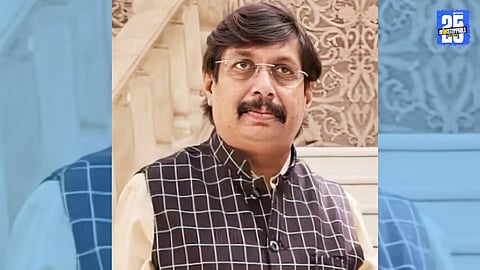 “MP Mohite-Patil addressing a packed campaign meeting in Akluj, promising total support to municipal candidates.”