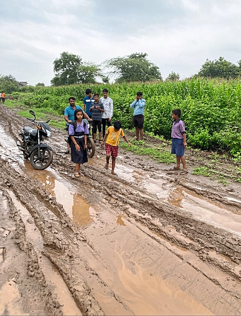 निमगाव केतकीतील महादेव शिव रस्ता चिखलमय