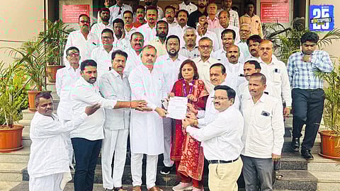 Karad Congress workers protest demanding arrest of BJP spokesperson over alleged threat to Rahul Gandhi.