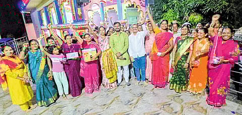 तक्रारवाडीत लता धाडवे पैठणीच्या मानकरी