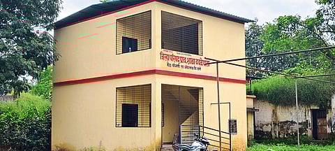 शाळा भरते गळक्या इमारतीत!