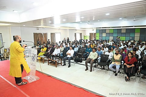 व्यवस्थापनशास्त्र विद्यार्थ्यांचे स्वागत