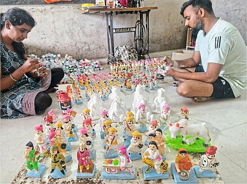 दिवाळीची सुट्टी लागली कि बालचमू मध्ये किल्ला तयार करण्याची लगबग सुरु होते. सजावटीसाठी लागणाऱ्या विविध प्रकारच्या मातीच्या चीत्रे बनवण्याची लगबग .