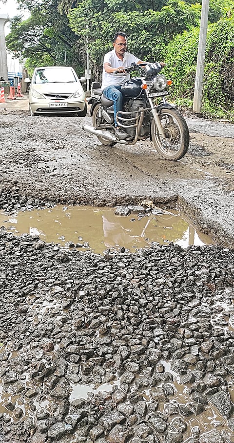 खड्ड्यांकडे काणाडोळा; नागरिकांच्या पोटात गोळा