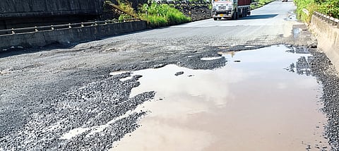 महामार्गावरील पुलावर धोकादायक वाहतूक