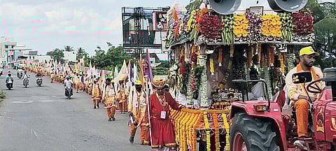 सासवडमधून वसुंधरा पायी दिंडीचे नाणीजकडे प्रस्थान