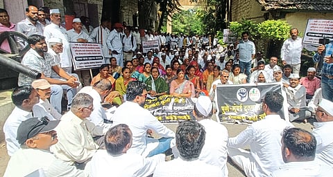 द्रुतगती मार्ग बाधित शेतकऱ्यांचा मोर्चा