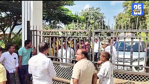 Karanjkhop School Locked by Villagers Over Teachers’ Late Arrival; Heated Exchange Reported