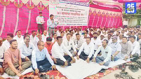 MSEDCL employees hold placards and chant slogans in Ahilyanagar protesting against privatization of the power sector.