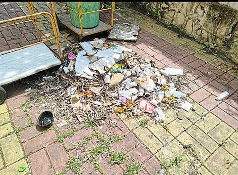 चिंचवडगाव तलाठी कार्यालयासमोर कचरा आणि राडारोडा