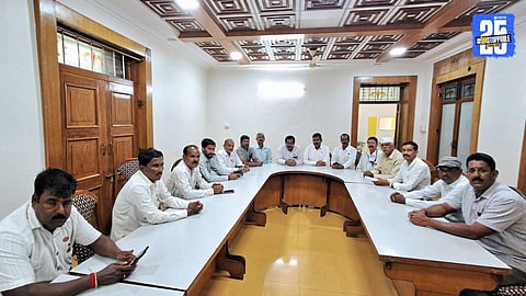 Raju Shetti addressing the Swabhimani Shetkari Sanghatana meeting in Satara, warning the government over unfulfilled loan waiver commitments.