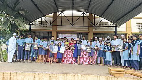 कोळवण विद्यालयात रायटिंग पॅडचे वाटप