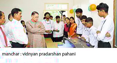 आवटे महाविद्यालयातील प्रदर्शनात
१३१ विद्यार्थ्यांचा सहभाग