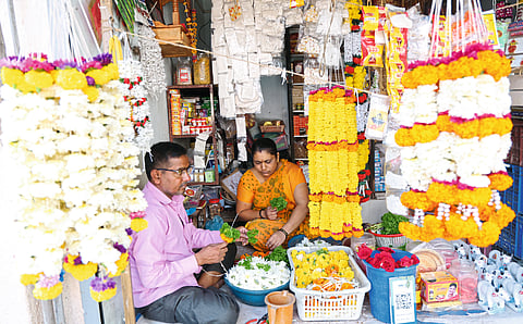 फुलांच्या सुगंधात बहरला संसार
