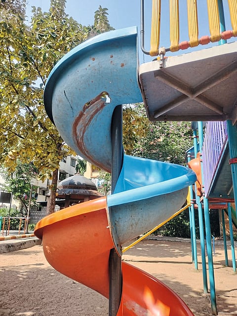 शिवसृष्टी उद्यानात मुलांशी धोकादायक ‘खेळ’