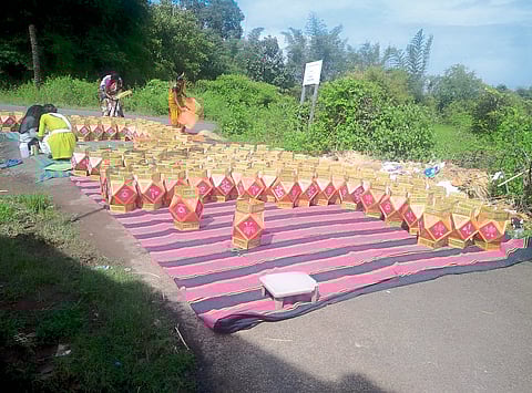 दिवाळीच्या उजेडात महिलांचा हातभार