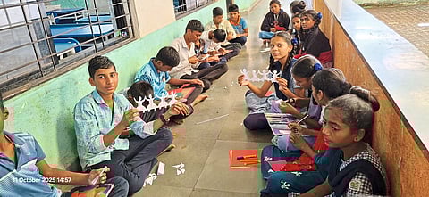 तेरुंगण आश्रमशाळेतील विद्यार्थ्यांनी साकारल्या विविध वस्तू