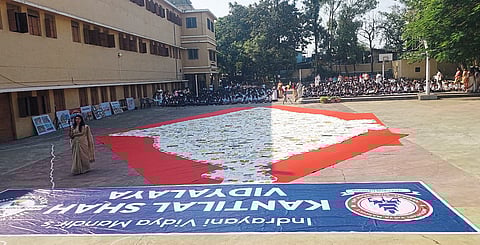 कांतिलाल शाह विद्यालयात देशभक्तिपर चित्राकृतीचे अनावरण