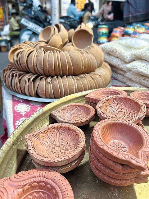 दिवे, पणत्यांचा बाजारपेठांत उजेड