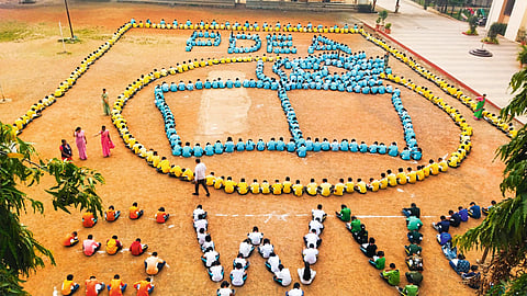 चऱ्होलीत ‘सकाळ’च्या अंकाचे वाचन