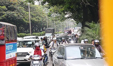 ‘ग्रेड सेपरेटर’मध्ये कंटेनर अडकल्याने वाहतूक कोंडी