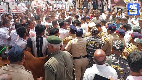 Police and protesting milk producers clash outside Gokul Dairy office in Kolhapur as agitators attempt to enter premises with cattle over debenture deduction dispute.